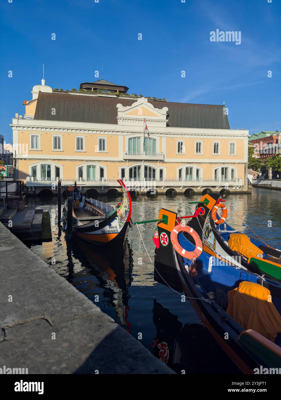 Aveiro, Portugal - 28. Mai 2024: Blick auf die traditionellen Moliceiro-Boote in einem Kanal in Aveiro, Portugal. Stockfoto