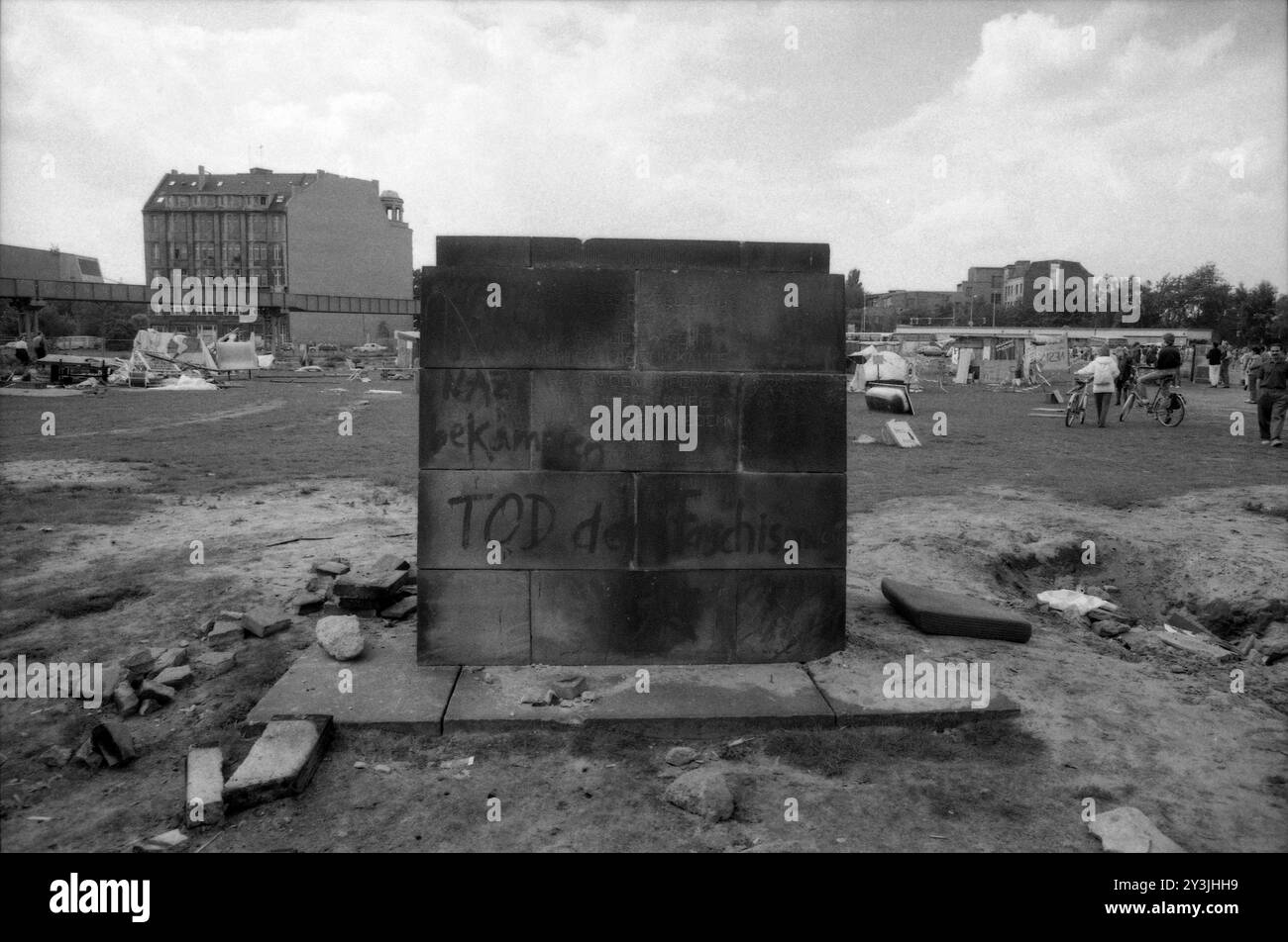 Potsdamer Platz Brache, 1990, mit dem Denkmalsockel eines nie errichteten Denkmals, der Inschrift trägt: Von dieser Stelle aus rief Karl Liebknecht am 1. Mai 1916 zum Kampf gegen den imperialistischen Krieg und für den Frieden auf. *** Ödland Potsdamer Platz, 1990, mit dem Denkmal, das nie errichtet wurde und die Inschrift von diesem Ort trug, rief Karl Liebknecht am 1. Mai 1916 zum Kampf gegen den imperialistischen Krieg und zum Frieden auf Stockfoto