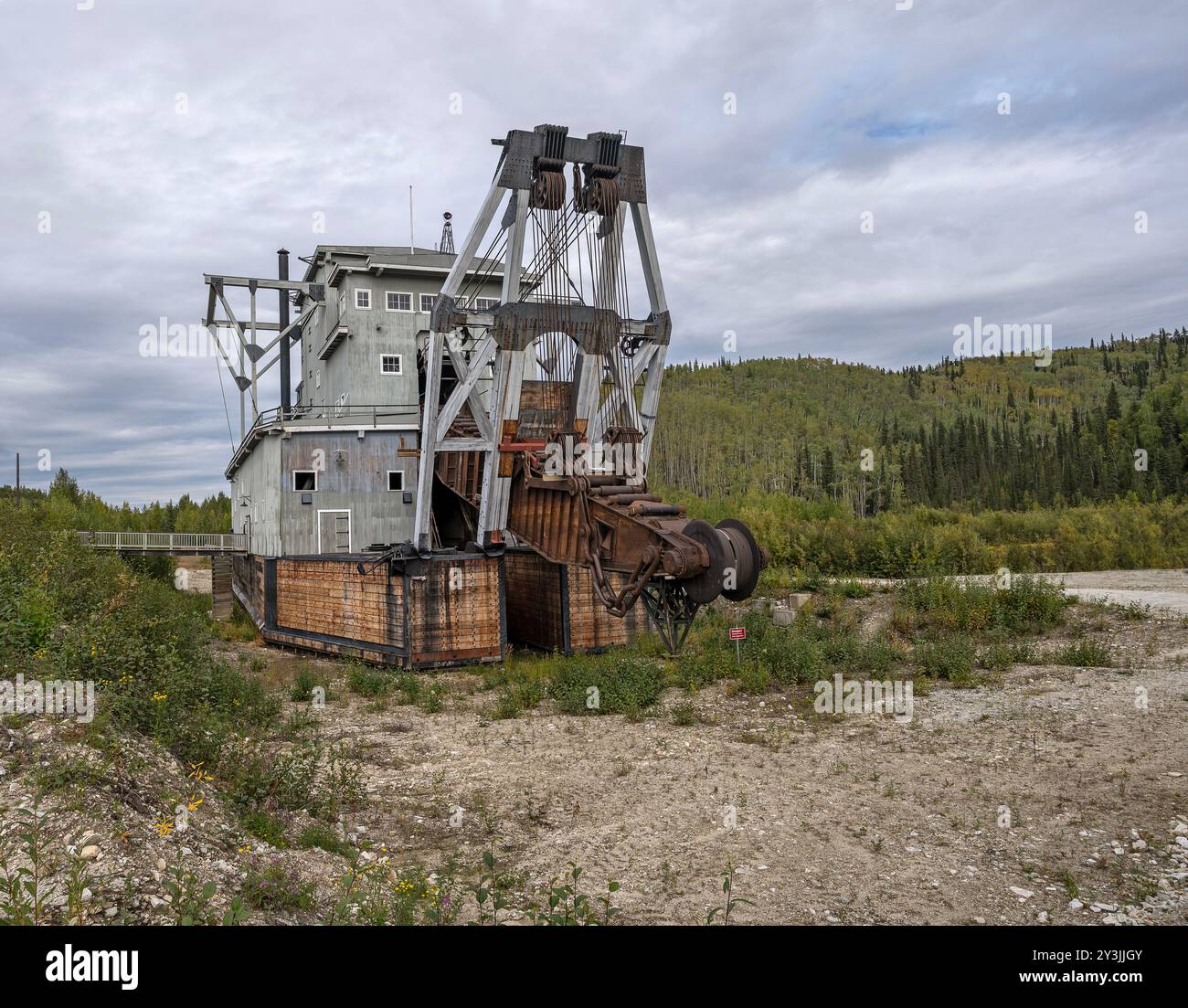Alte historische Baggermaschine, die im Goldbergbau in Dawson City, Yukon, Kanada, verwendet wird Stockfoto