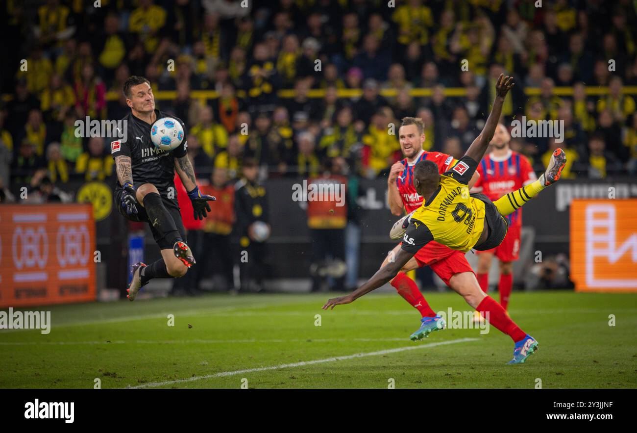 Dortmund, Deutschland. September 2024. Serhou Guirassy (BVB) Kevin Müller (FCH) Patrick Mainka (FCH) Borussia Dortmund - 1. FC Heidenheim 13.09.2024 Cop Stockfoto