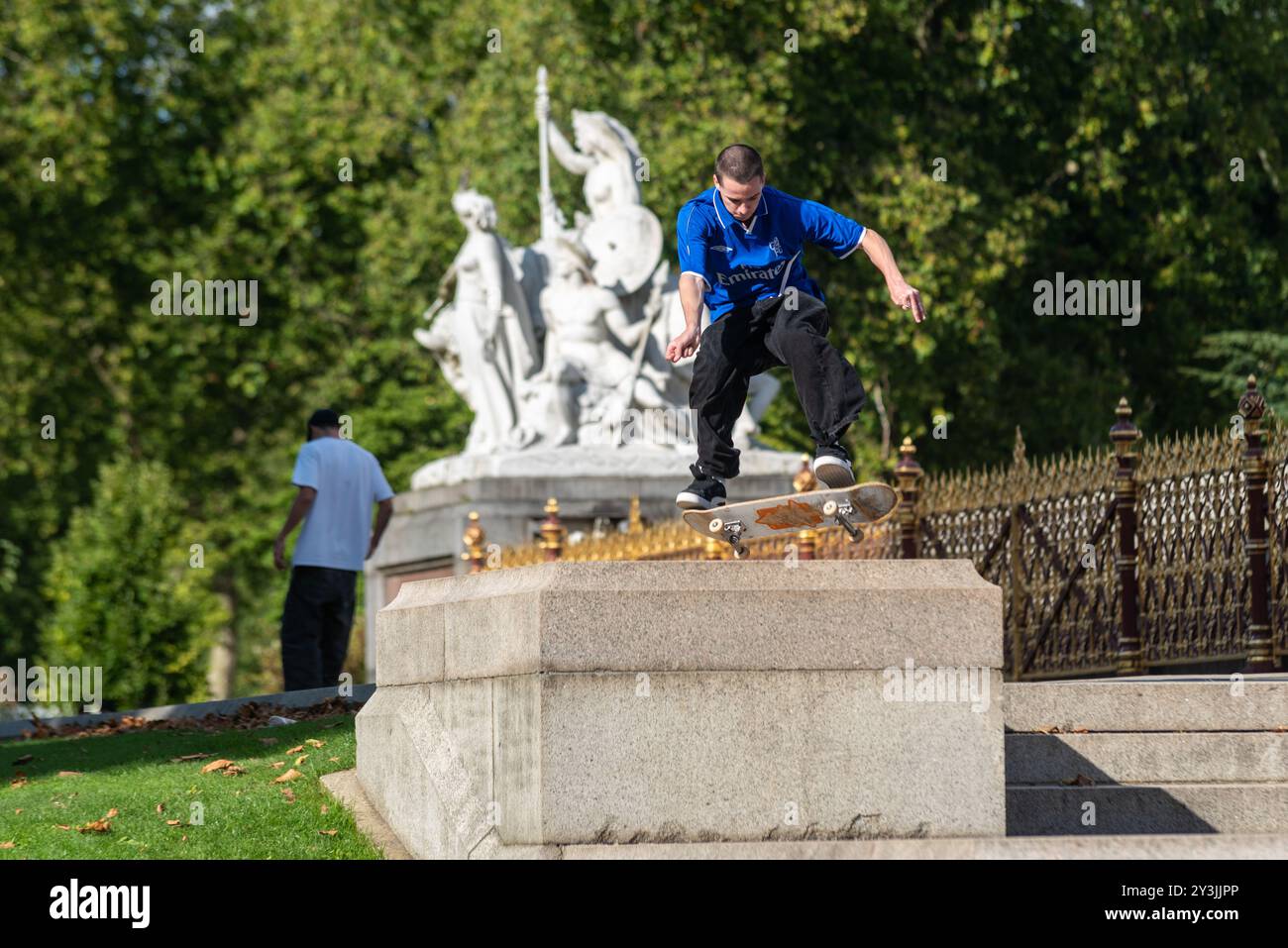 Skate-Boarder springen von einem Teil des Albert Memorial in London, Großbritannien Stockfoto