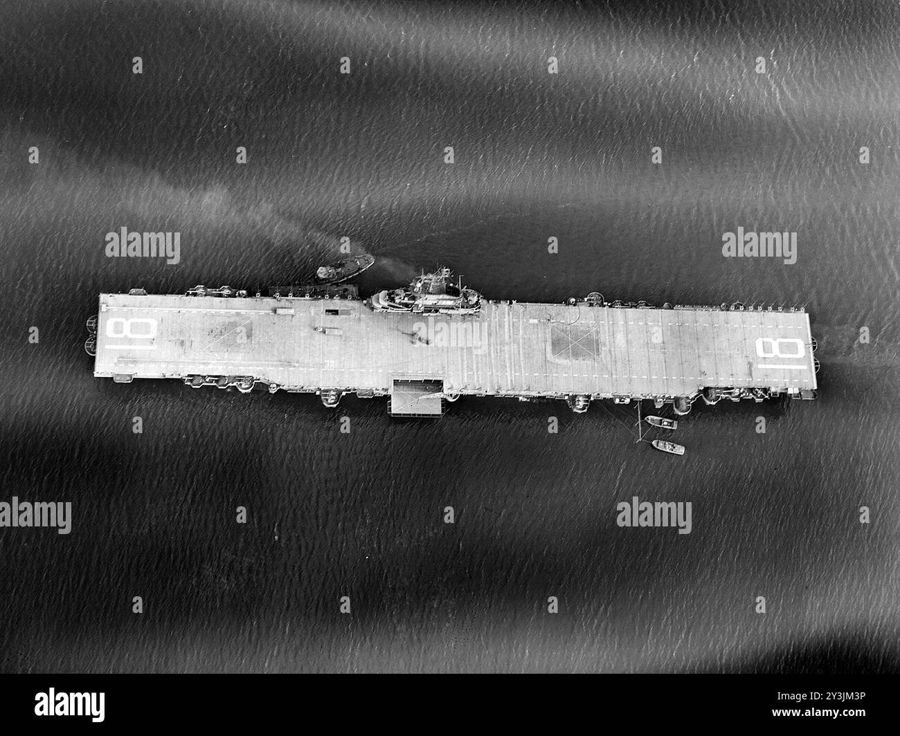 Luftaufnahme des US Navy-Flugzeugträgers USS Wasp (CV-18) nach ihrer SCB-27A-Umrüstung. Wespe wurde am 10. September 1951 wieder in Betrieb genommen Stockfoto