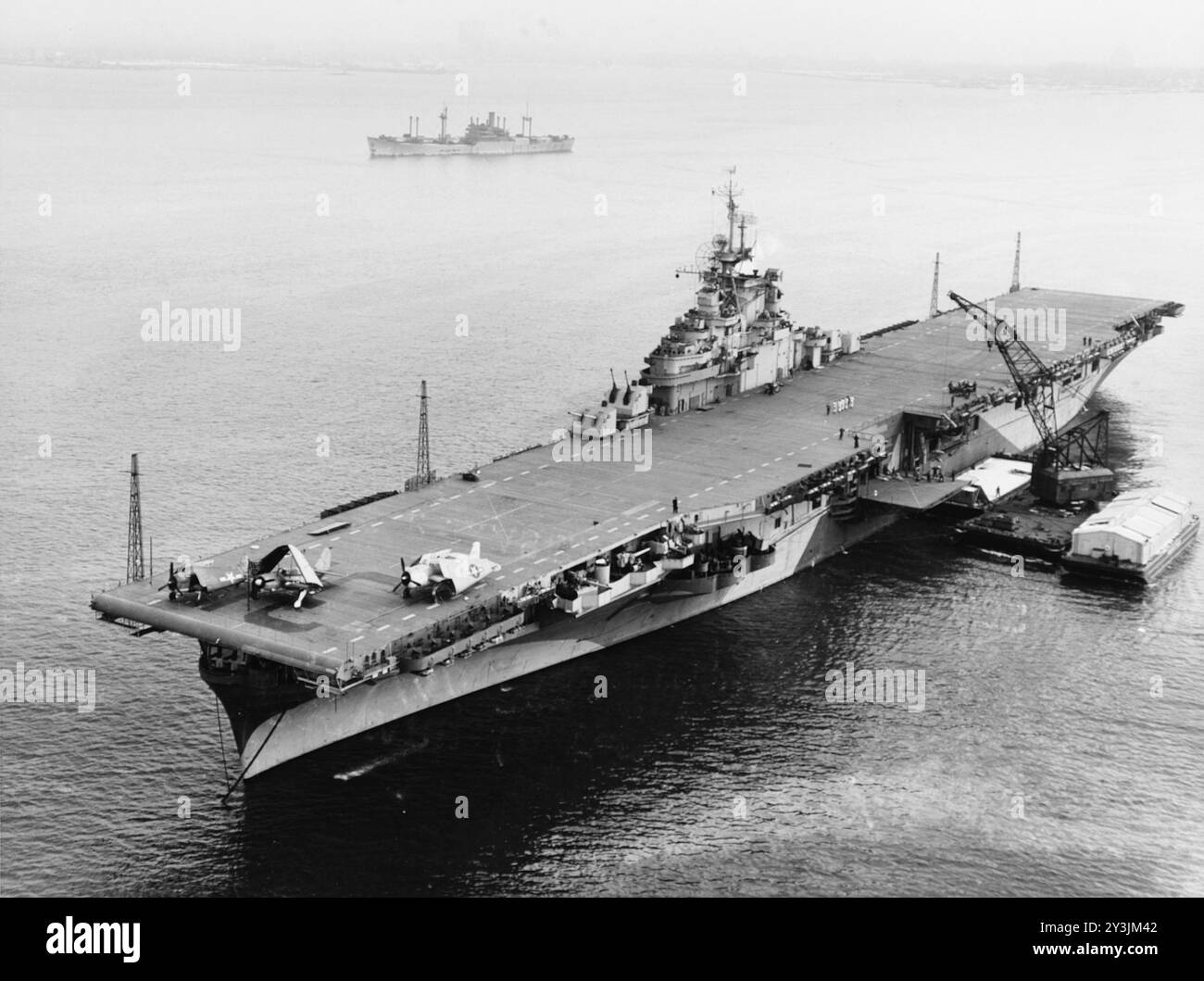 Der US-Navy-Flugzeugträger USS Bon Homme Richard (CV-31) landete am 9. Januar 1945 im Hafen von New York. Fotografiert von einer Naval Air Station New York, Flugzeug, fliegen in einer Höhe von 90 Metern Stockfoto