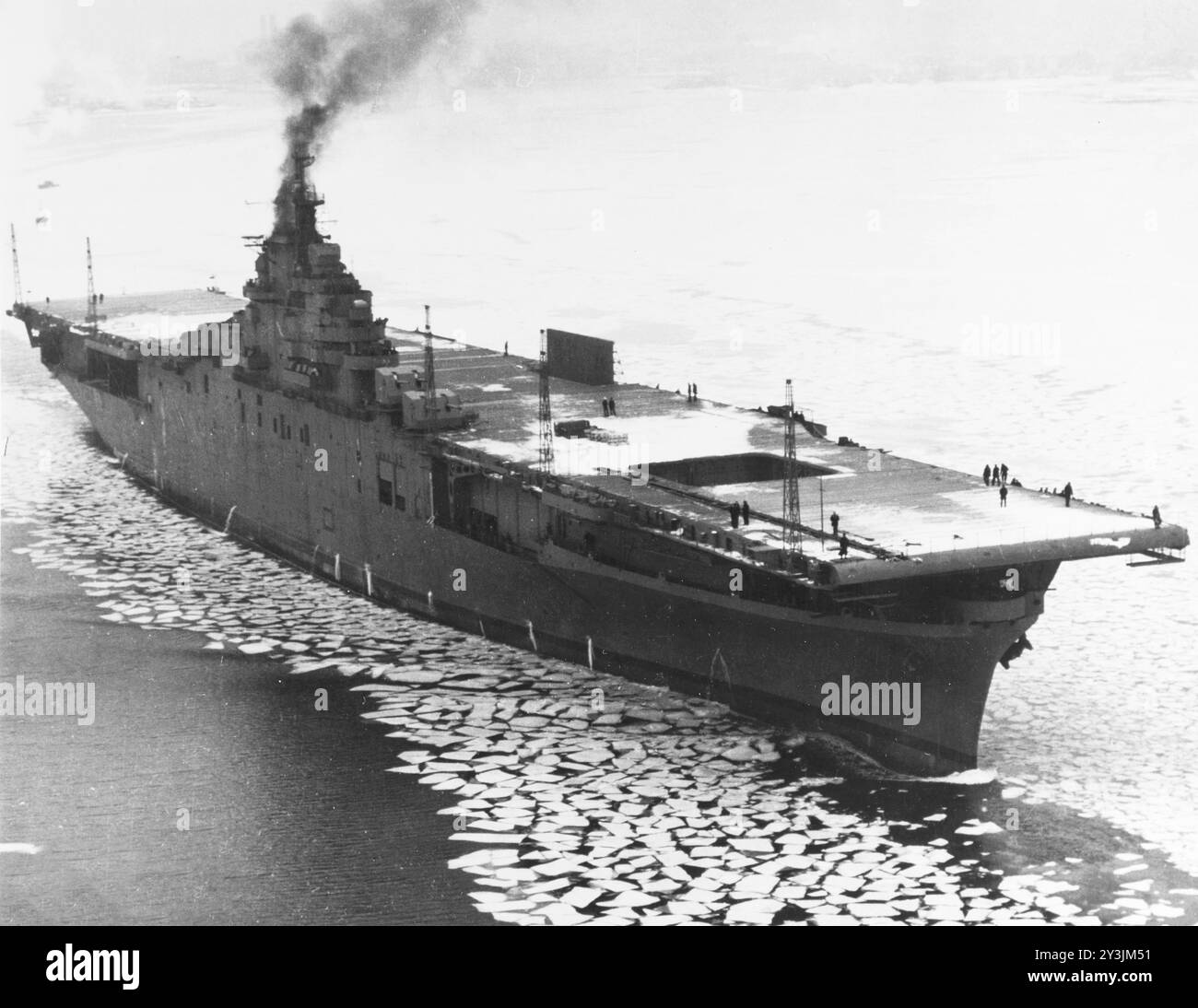 Der Flugzeugträger USS Lexington (CV-16) dampft am 17. Februar 1943 durch schwimmendes Eis im Boston Harbor, Massachusetts (USA) Stockfoto