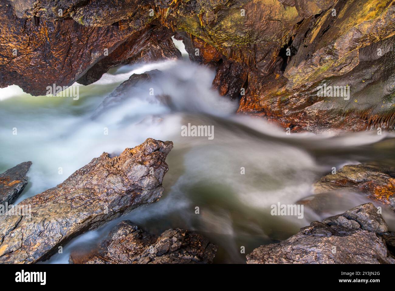 Vallorbe-Höhlen, die größte der Schweiz, gebildet durch den Fluss Orbe Stockfoto