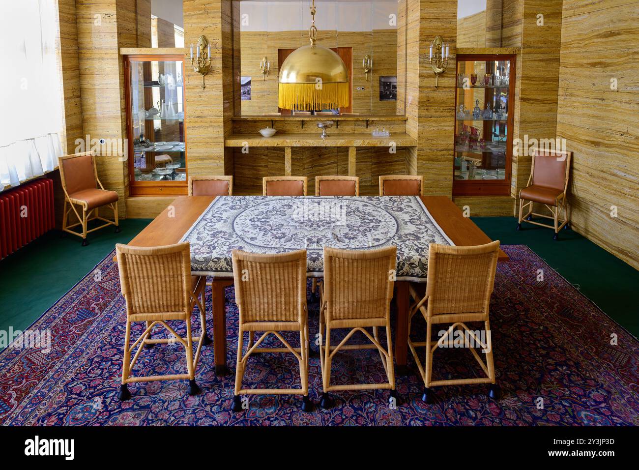 Plzen, Tschechische Republik - 16. August 2024: Vogl Apartment Esszimmer Inneneinrichtung entworfen von Architekt Adollf Loos. Stockfoto