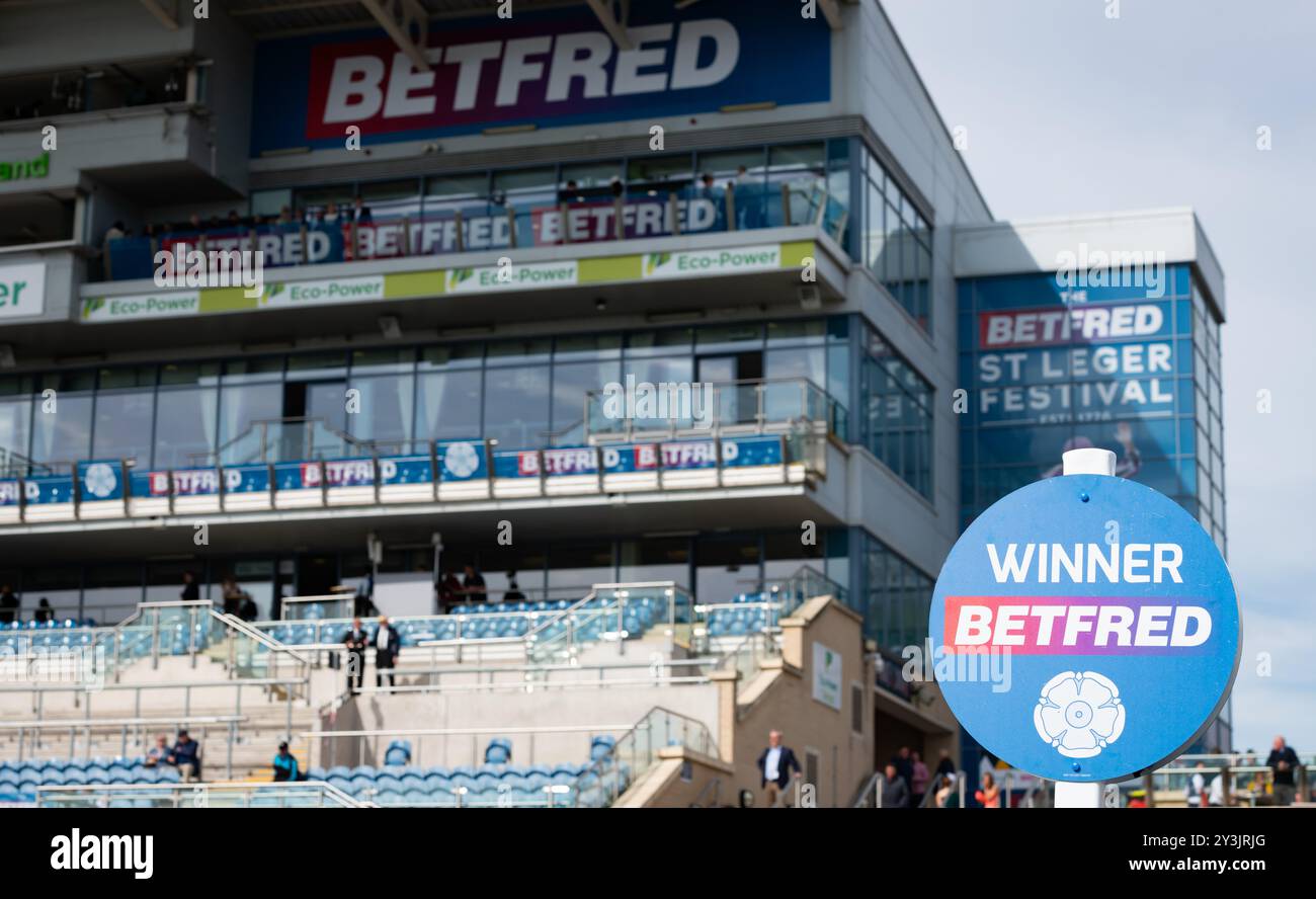 Doncaster, Großbritannien, Samstag, den 14. September 2024; die Siegeranlage auf der Doncaster Racecourse ist bereit für das Hauptereignis, die Betfred St Leger Stakes. Credit JTW equine Images / Alamy. Stockfoto