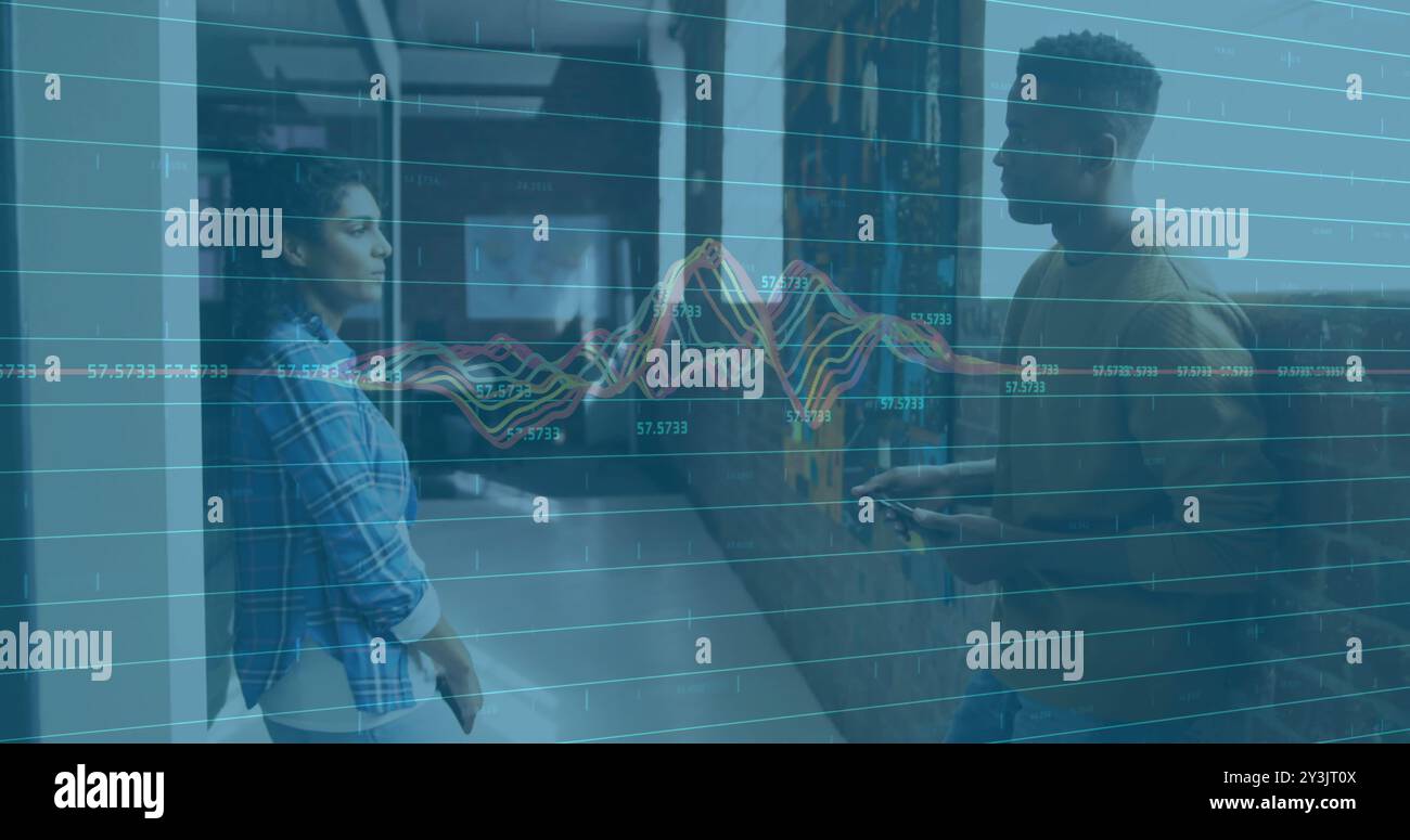 Grafik mit Finanzdaten über verschiedene Personen, die im Büroflur diskutieren Stockfoto