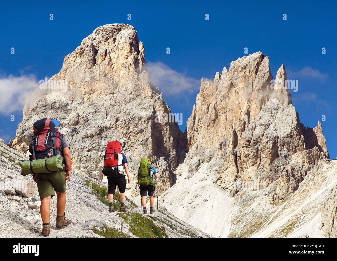 Plattkofel (Sasso Piatto) und Grohmannspitze (Sasso Levante) wunderschöne Berge im Fassatal in der Nähe von Sellagrupe mit Touristen, Südtirol, Dolomiten mou Stockfoto