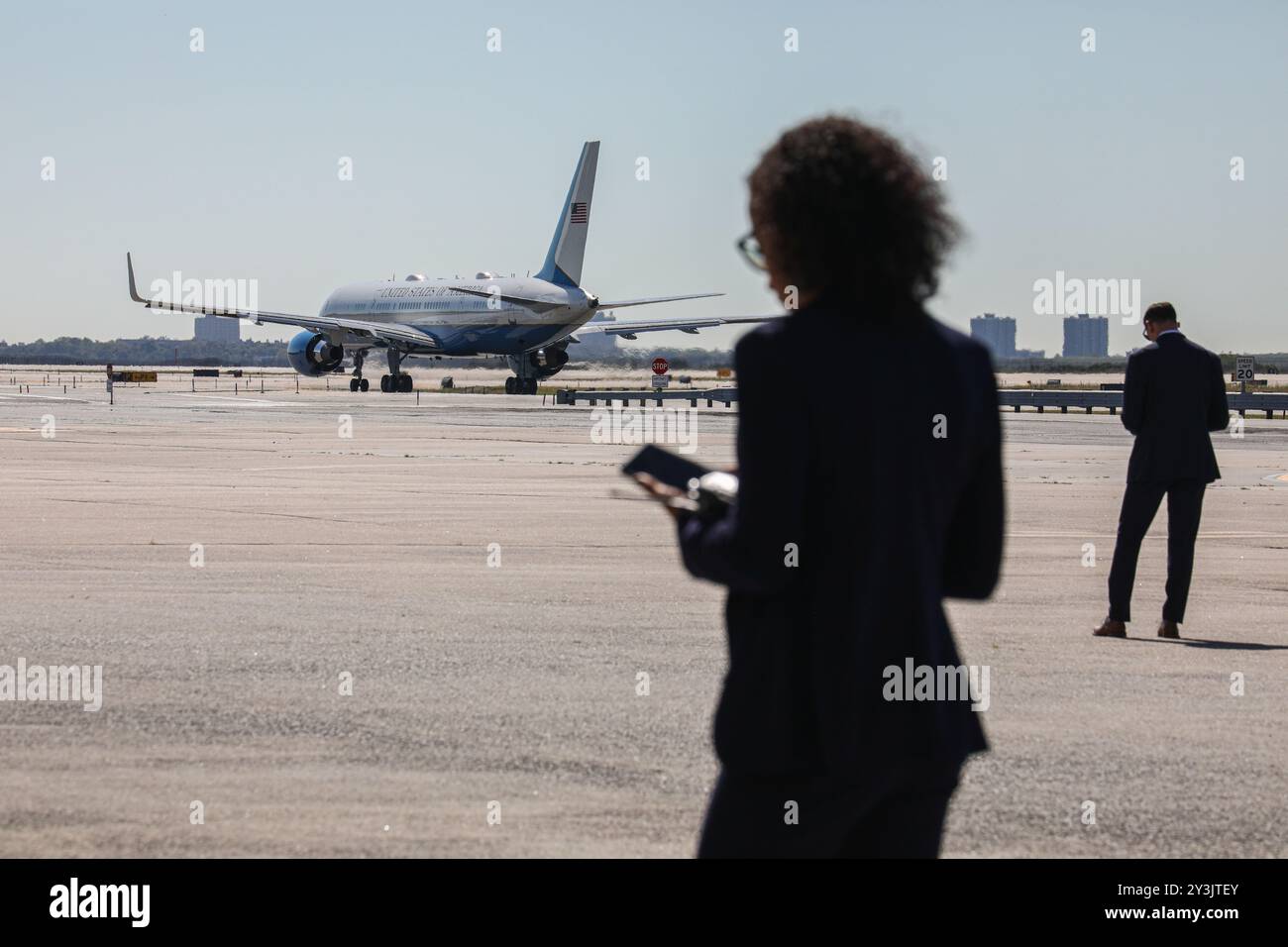 Queens, Usa. September 2024. NY, Queens: Marine One landet am John F. Kennedy International Airport. Nach dem Besuch der Gedenkfeier 9-11 in Manhattan fährt Präsident Biden mit der Baby Air Force One nach Pennsylvania. 11. September 2024 in New York, New York. (Foto: Erica Price/SIPA USA) Credit: SIPA USA/Alamy Live News Stockfoto