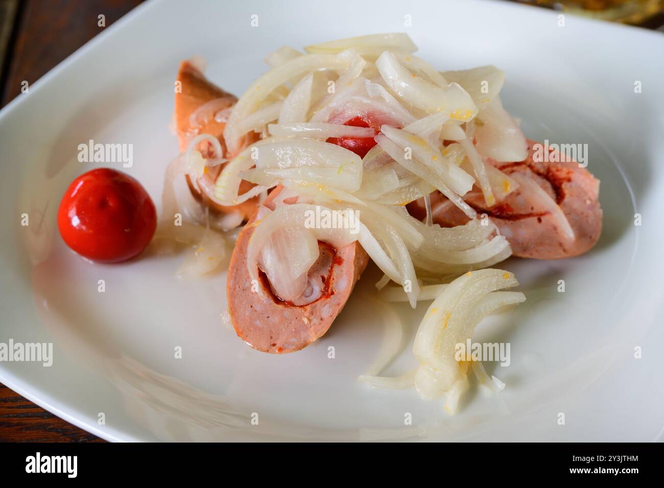 Tschechische eingelegte Wurst mit Zwiebeln und rotem Pfeffer, genannt Utopenci s Cibuli Stockfoto