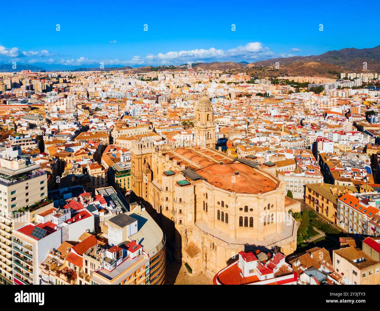 Blick auf die Kathedrale von Malaga aus der Vogelperspektive. Die Kathedrale von Malaga ist eine römisch-katholische Kirche in Malaga in der andalusischen Gemeinde in Spanien. Stockfoto