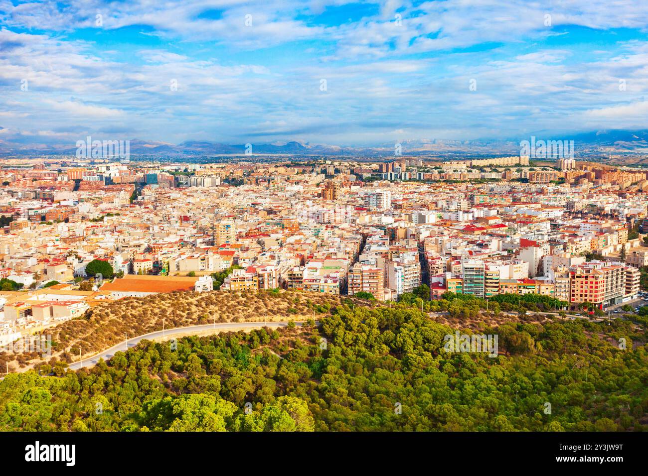 Panoramablick vom Stadtzentrum von Alicante aus der Vogelperspektive. Alicante ist eine Stadt in der spanischen Region Valencia. Stockfoto