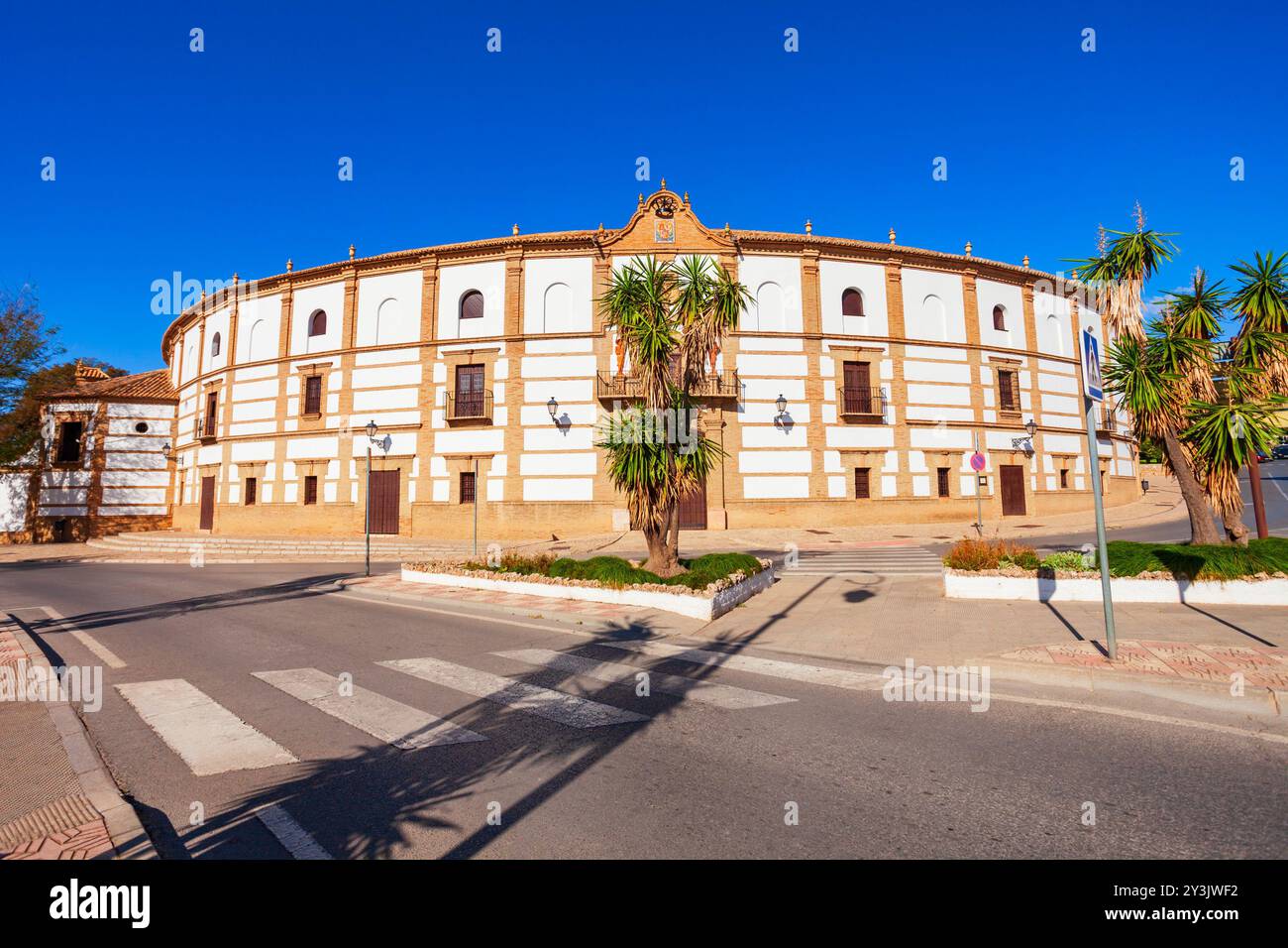 Stierkampfarena oder plaza de Toros-Gebäude in Antequera. Antequera ist eine Stadt in der Provinz Malaga, der Gemeinde Andalusien in Spanien. Stockfoto