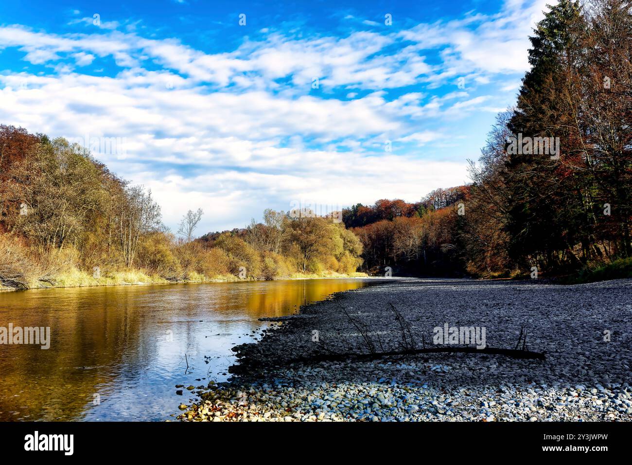 Bild einer herbstlichen Szene mit hellen Farben und einem Fluss Stockfoto