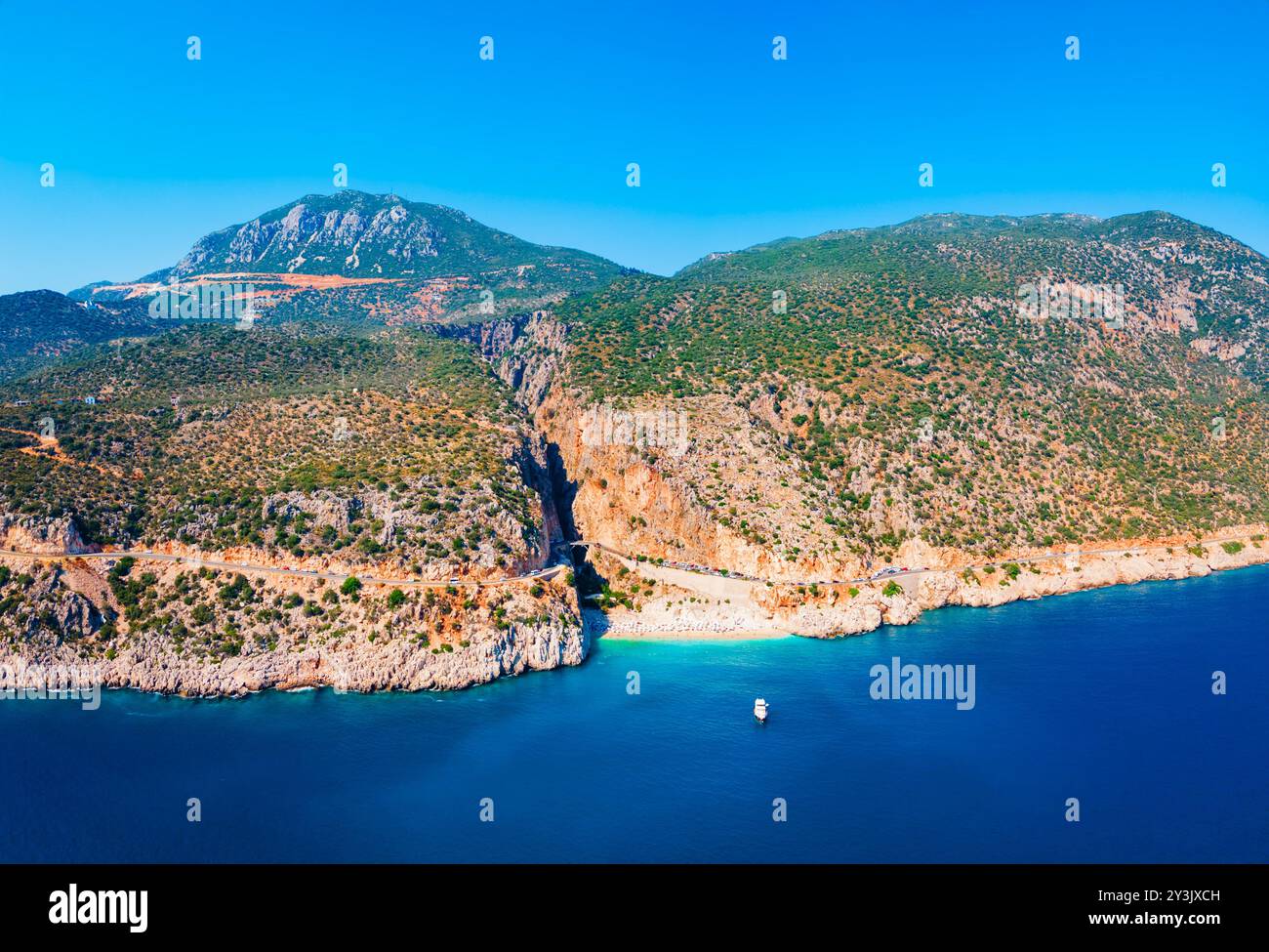 Kaputas Beach und Uyluk Tepe Mountain aus der Vogelperspektive. Kaputas oder Kaputash ist ein kleiner Strand zwischen Kas und Kalkan in der Provinz Antalya in der Türkei Stockfoto