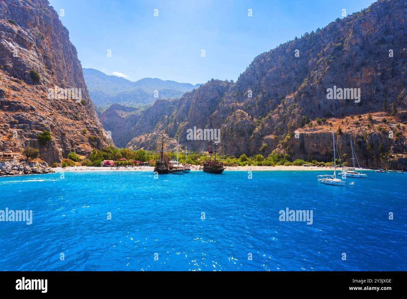 Touristenboote in der Nähe des Schmetterlingsstrandes, Dorf Oludeniz im Bezirk Fethiye in der Türkei Stockfoto