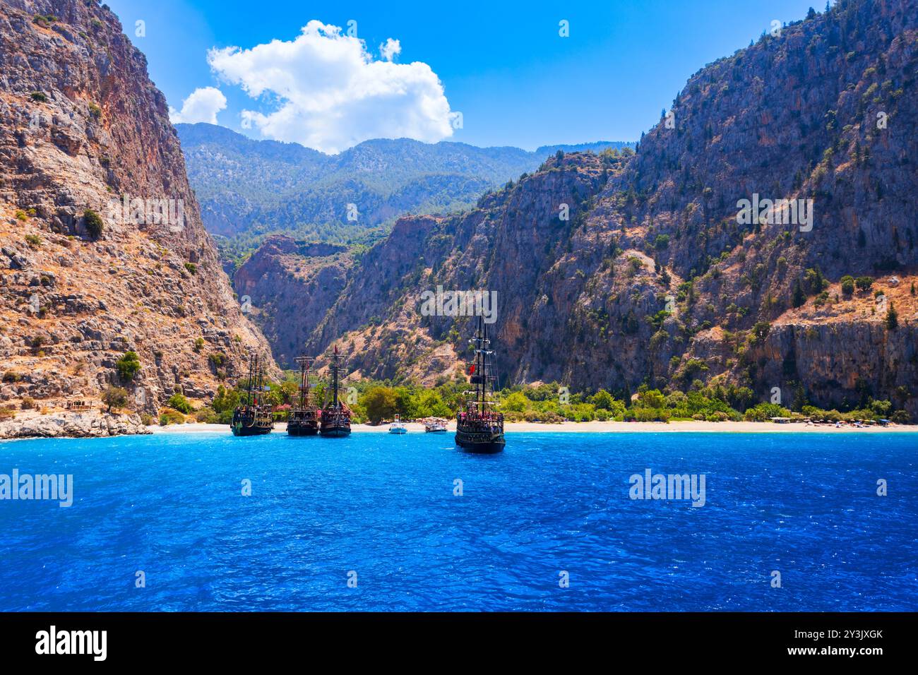 Touristenboote in der Nähe des Schmetterlingsstrandes, Dorf Oludeniz im Bezirk Fethiye in der Türkei Stockfoto