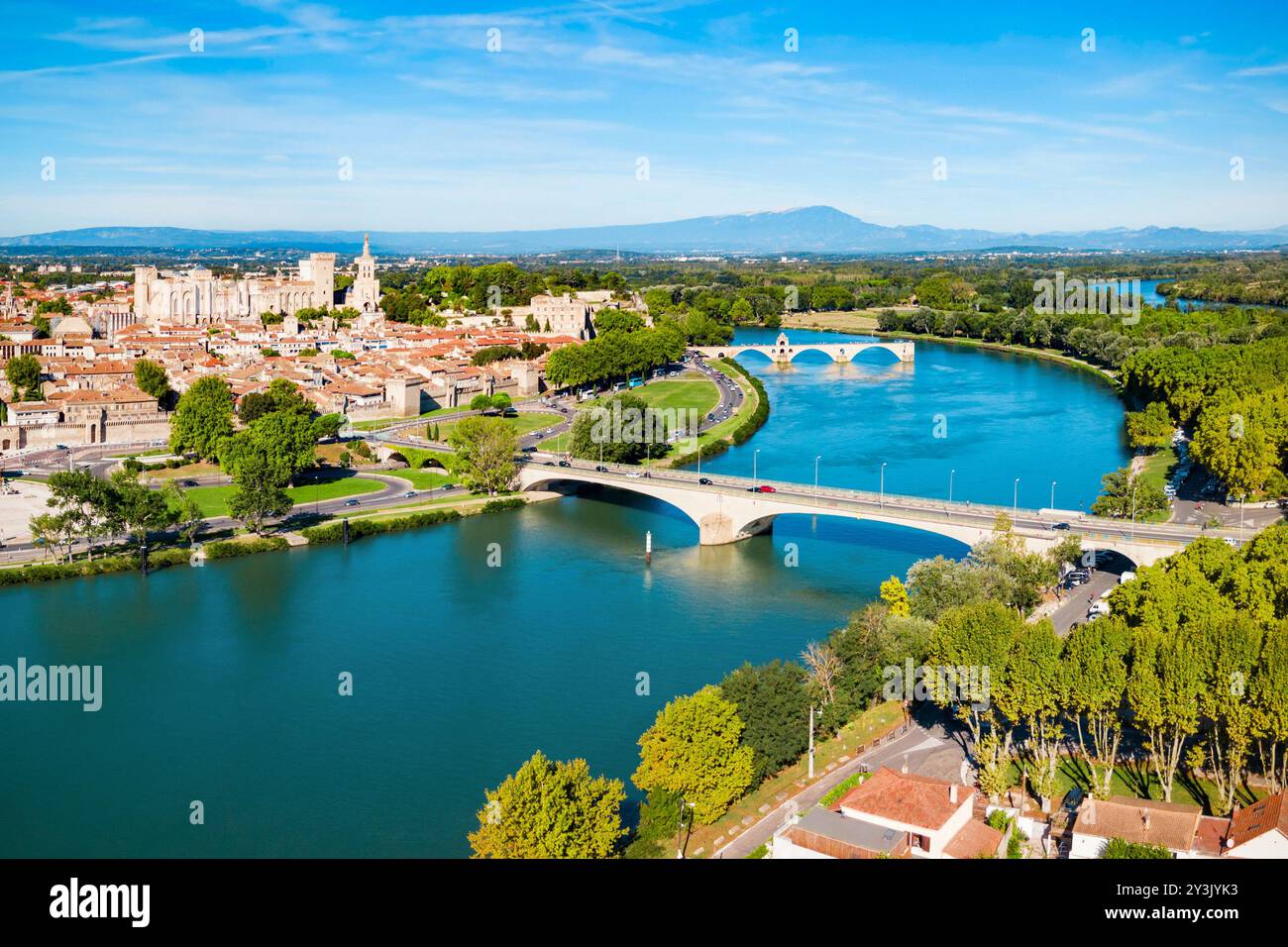 Rhone Antenne Panoramablick in Avignon. Avignon ist eine Stadt auf der Rhone in Südfrankreich. Stockfoto