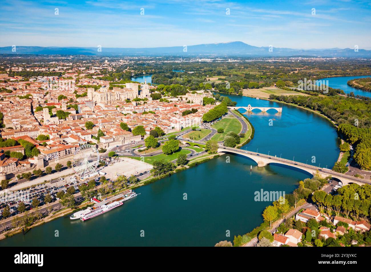 Rhone Antenne Panoramablick in Avignon. Avignon ist eine Stadt auf der Rhone in Südfrankreich. Stockfoto