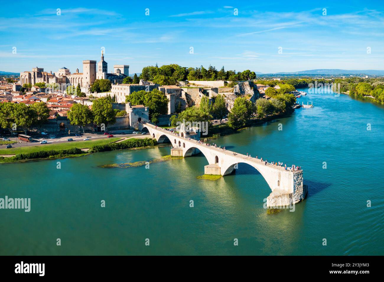 Pont Saint Benezet Brücke und Rhone Antenne Panoramablick in Avignon. Avignon ist eine Stadt auf der Rhone in Südfrankreich. Stockfoto