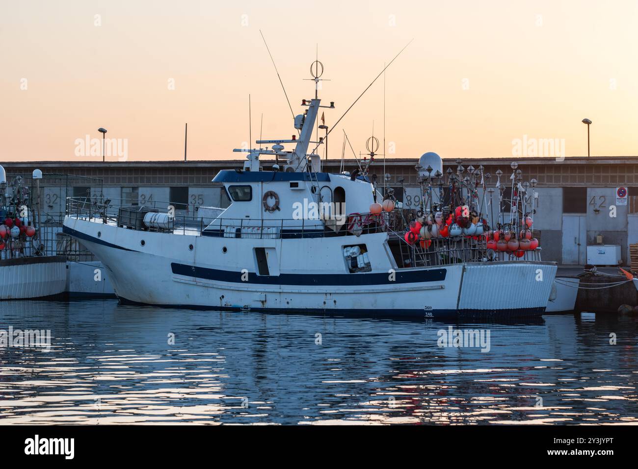 Roquetas de Mar, Almeria, Andalusien, Spanien 12 Septiembre 2024 : Boote im Hafen bei Sonnenaufgang Stockfoto