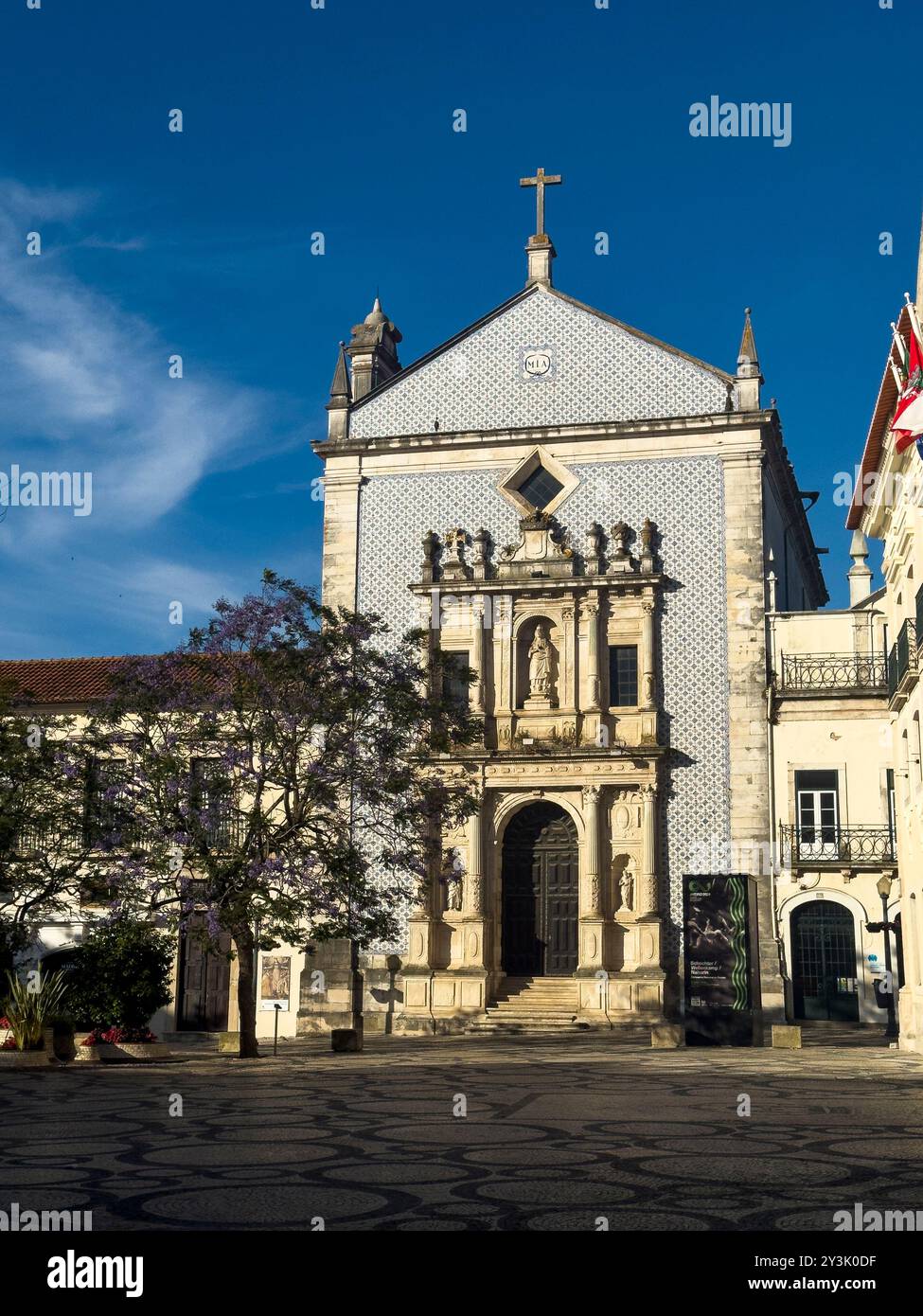 Aveiro, Portugal - 28. Mai 2024: Blick auf eine alte Kirche auf dem Platz der Republik, im unteren Teil der Stadt Aveiro, Portugal. Stockfoto