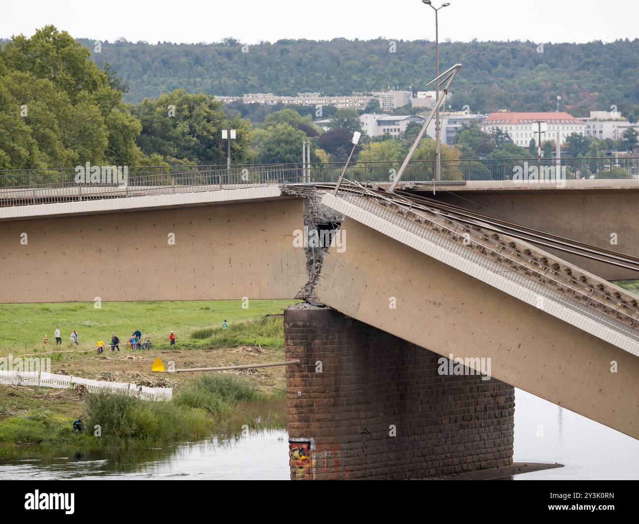 Dresden, Carolabrücke (Carolabrücke) Struktur gebrochen mit einem großen Riss im Beton. Die Straße brach nachts abrupt ein. Stockfoto