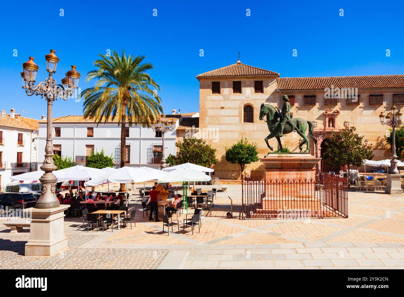 Antequera, Spanien - 22. Oktober 2021: Reiterstatue von Fernando I. auf dem Altstadtplatz oder Plaza COSO Viejo in Antequera, einer Stadt in der provinz Malaga Stockfoto