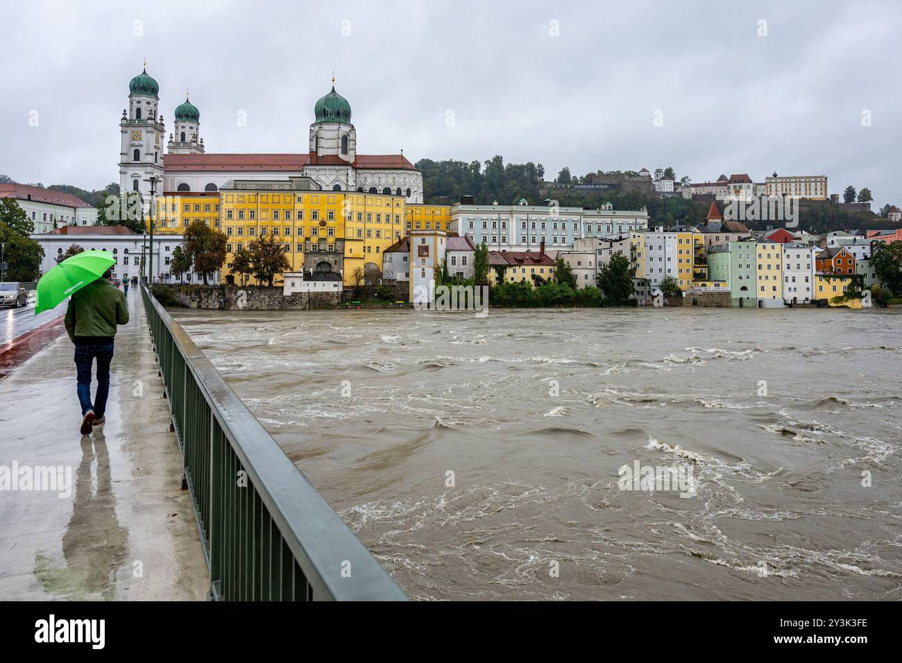 Passau, Deutschland. September 2024. Das Inn ist überflutet. Auch wenn der meiste Teil des Wochenendregens in Bayern bereits gefallen ist, wird der Niederschlag erst Stunden oder Tage später an den Flüssen spürbar sein. In Passau, wo drei Flüsse aufeinander treffen, sollte nach Angaben der Stadt in den Abendstunden mit den ersten Schließungen in der Altstadt gerechnet werden. Quelle: Armin Weigel/dpa/Alamy Live News Stockfoto