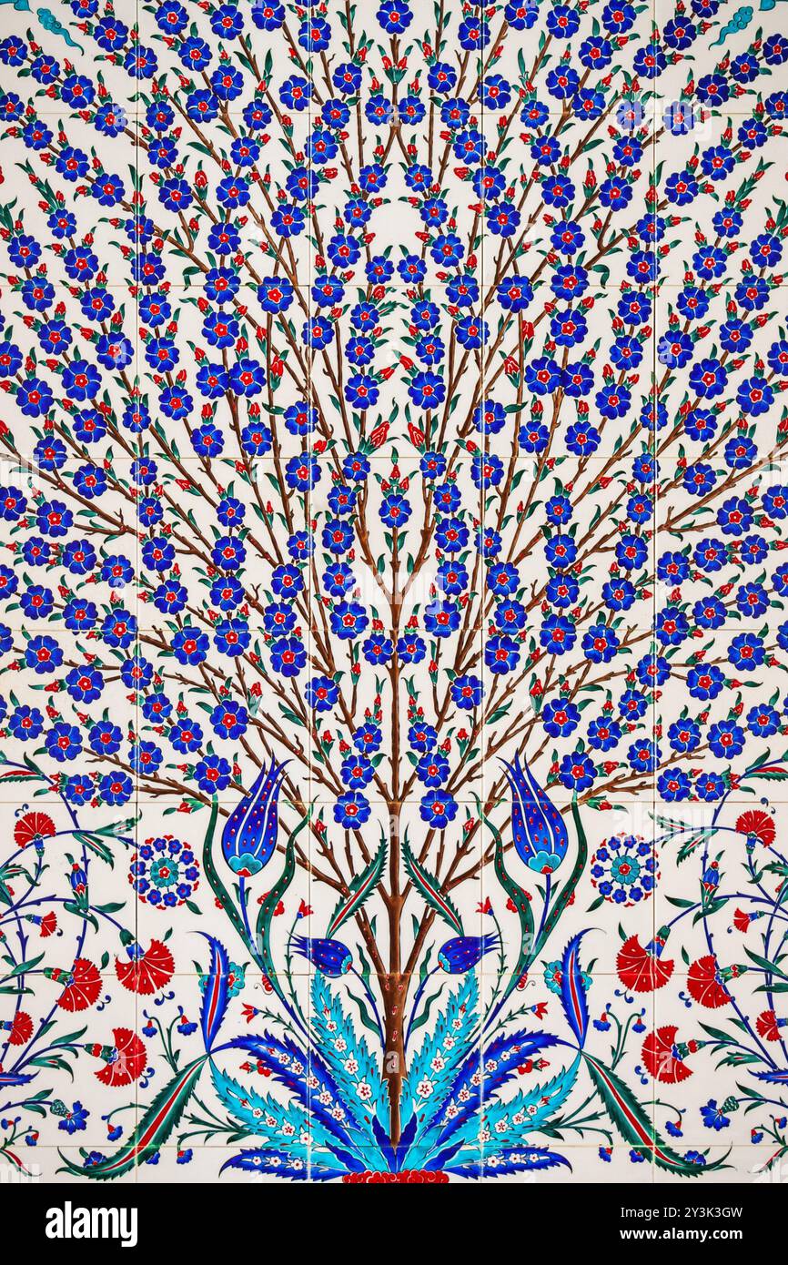 Florale Muster an der Wand der Sheikh Zayed Grand Moschee, die größte Moschee der VEREINIGTEN ARABISCHEN EMIRATE, in Abu Dhabi Stockfoto