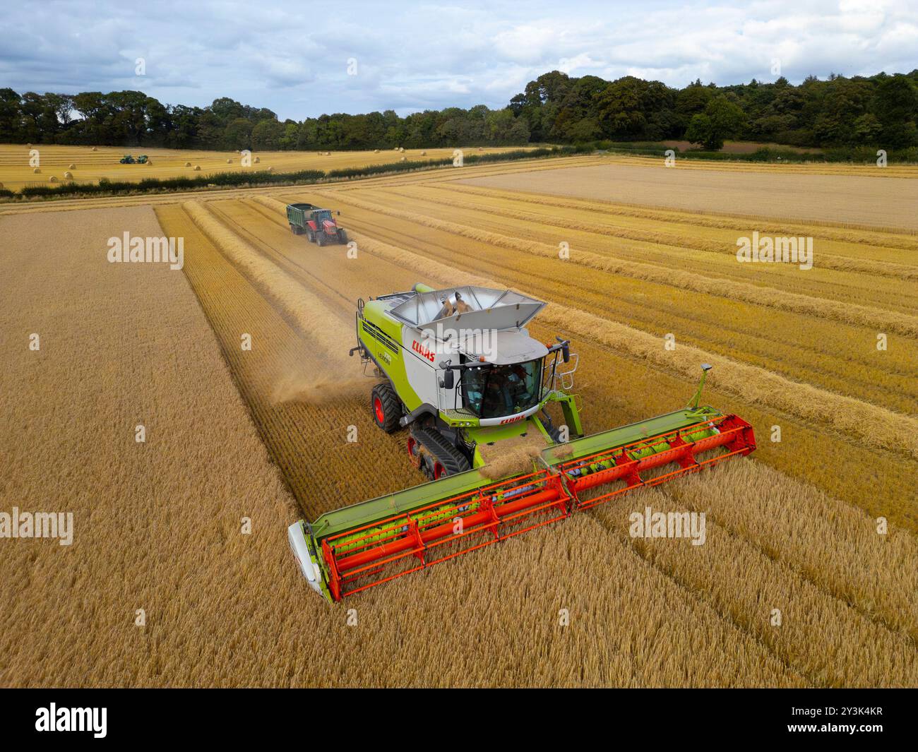 Luftaufnahmen eines Mähdreschers auf dem Feld in der Nähe von Rosyth in Fife., Schottland. Stockfoto