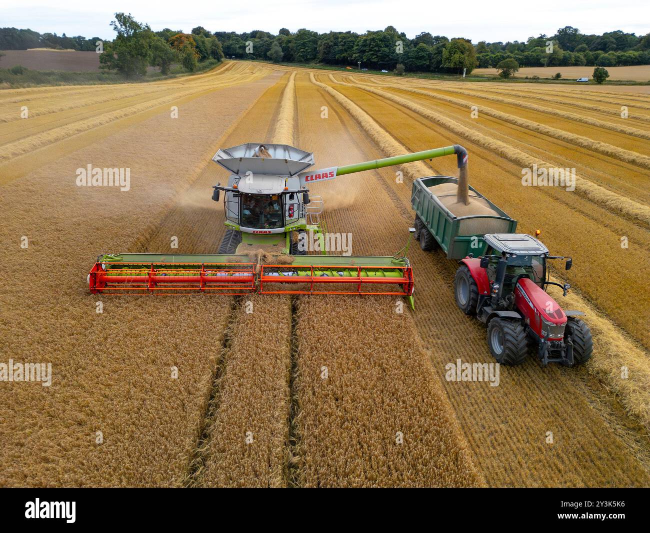 Luftaufnahmen eines Mähdreschers auf dem Feld in der Nähe von Rosyth in Fife., Schottland. Stockfoto