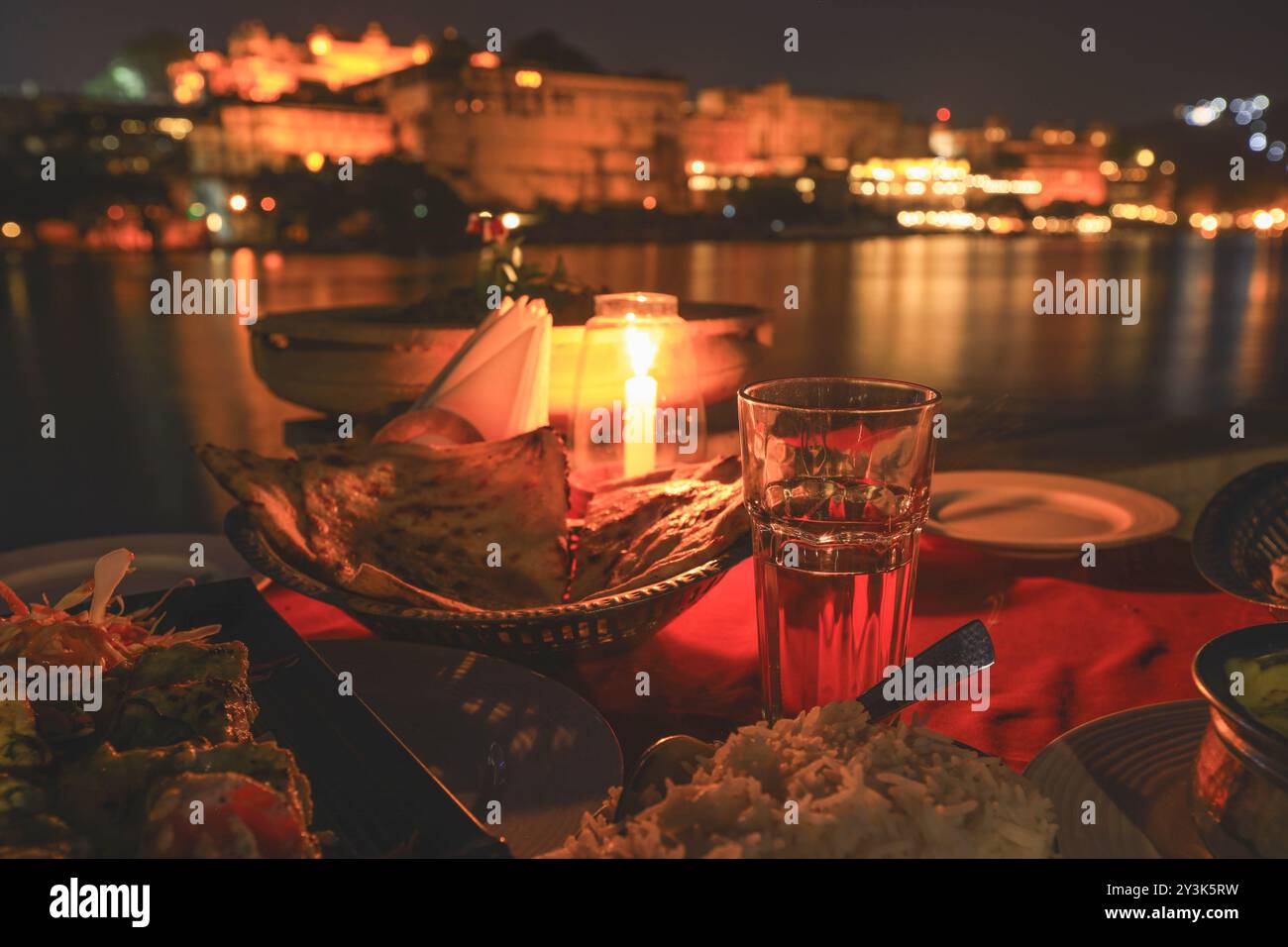 Indisches Essen mit Reisnan und Begetables auf dem Tisch im Restaurant vor dem Stadtpalast von Udaipur Stockfoto