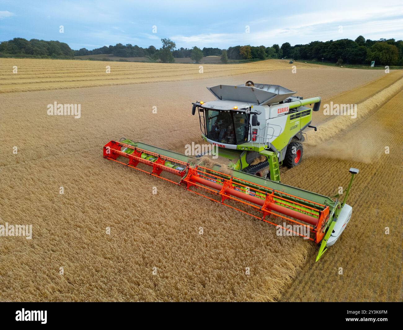 Luftaufnahmen eines Mähdreschers auf dem Feld in der Nähe von Rosyth in Fife., Schottland. Stockfoto