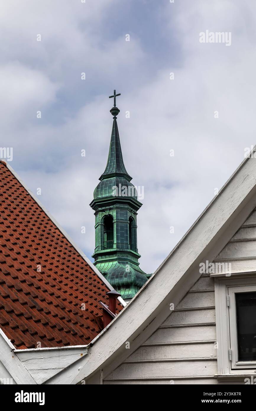 Kirchturm der Kirchenkirche Nykirken aus weißem Stein im Hafengebiet von Nordnes in Bergen, Norwegen. Das Gebäude wurde ursprünglich 1622 erbaut und stammt aus dem Jahr 1989 Stockfoto