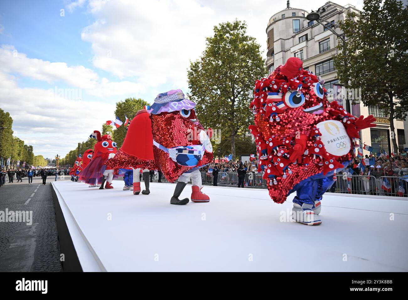 Paris, Frankreich. September 2024. Paris 2024 Mascot Phryge während der Parade der französischen Athleten, die an den Olympischen und Paralympischen Spielen 2024 teilnahmen, auf der Champs Elysees Avenue in Paris, Frankreich am 14. September 2024. Foto: Eliot Blondet/ABACAPRESS. COM Credit: Abaca Press/Alamy Live News Stockfoto