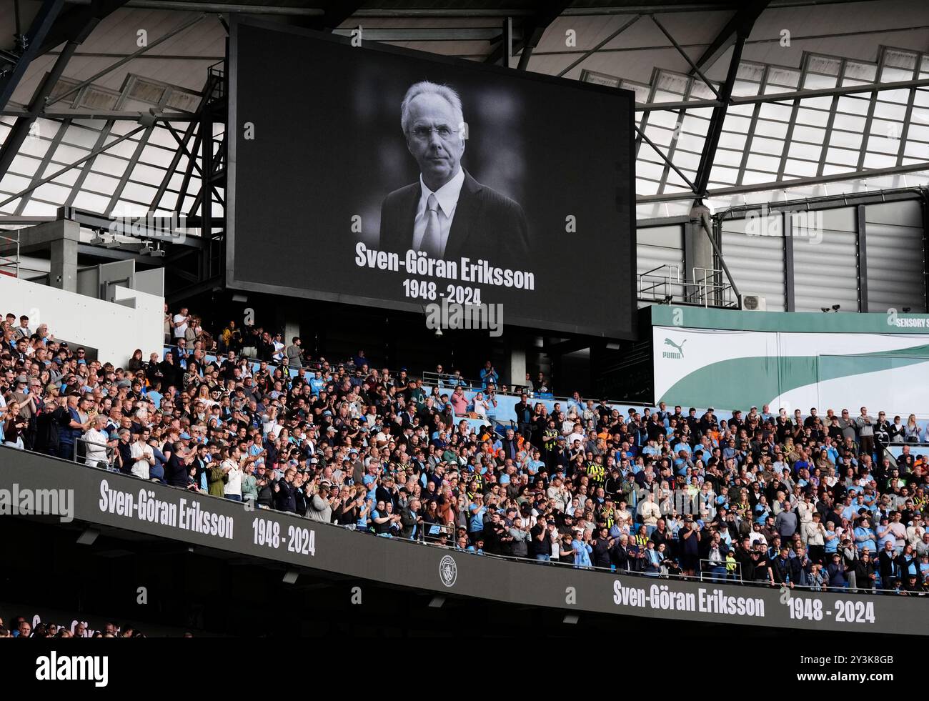 Eine Nachricht auf der Großbildleinwand zum Gedenken an den ehemaligen Trainer Sven-Goran Eriksson aus England und Manchester City vor dem Spiel der Premier League im Etihad Stadium, Manchester. Bilddatum: Samstag, 14. September 2024. Stockfoto