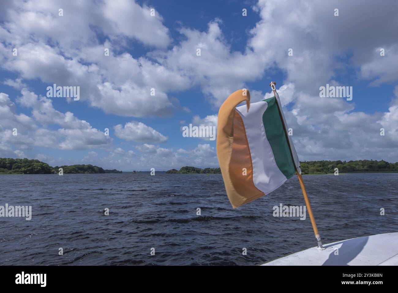 Irische Flagge winkt auf einem Boot, Irland, Europa Stockfoto