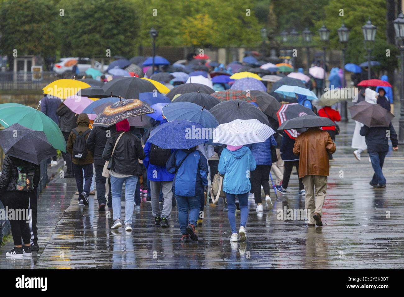 Touristen mit Sonnenschirmen auf der Brühlschen Terrasse in Dresden, Dauerregen in Dresden, Dresden, Sachsen, Deutschland, Europa Stockfoto