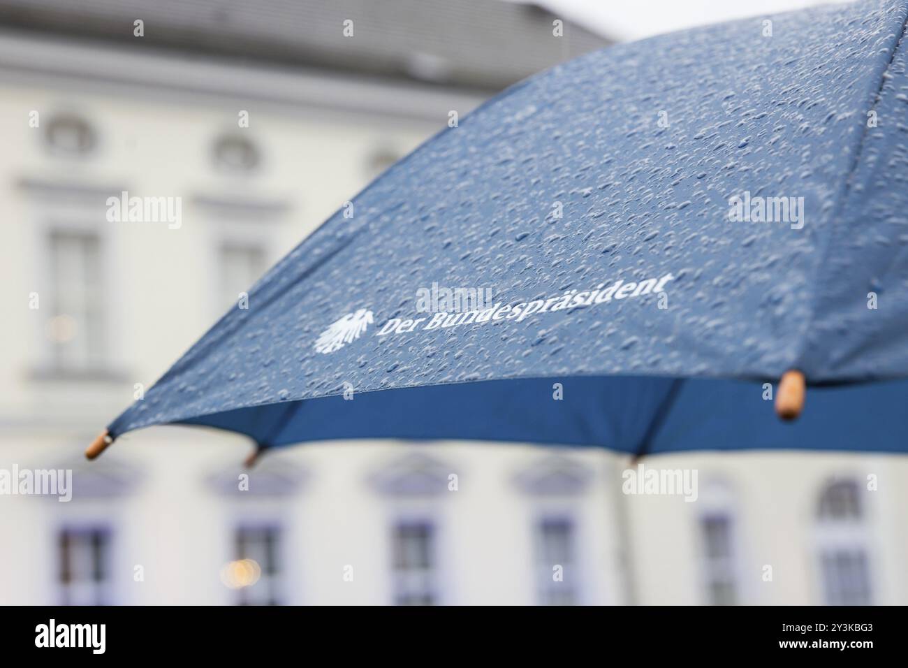 Ein Regenschirm mit der Inschrift der Bundespräsident im Regen beim Bürgerfest des Bundespräsidenten in den Schlossgärten Bellevue, Berlin, 1 Stockfoto