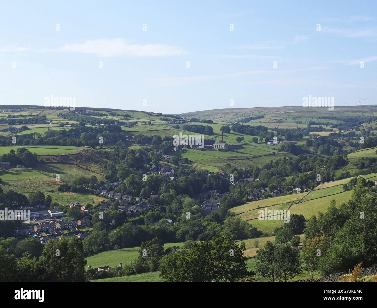 Ein Panoramablick auf das Dorf luddenden in West yorkshire, umgeben von Feldern Mühlen und Bäumen im Sommersonnenlicht Stockfoto