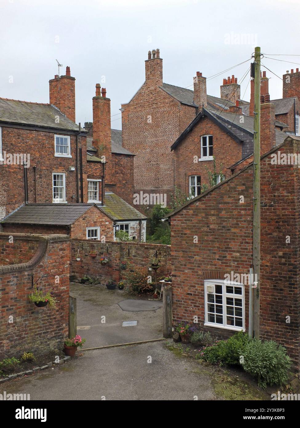 Typische alte Backsteinhäuser mit hohen Schornsteinen entlang einer Gasse in chester england Stockfoto