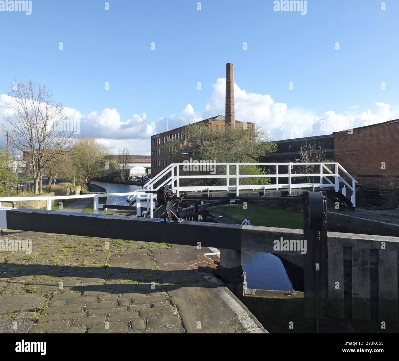 Die historische castleton Mühle in der Nähe von armley in leeds und oddy Schleusen Tore und Fußgängerbrücke über den Kanal Stockfoto