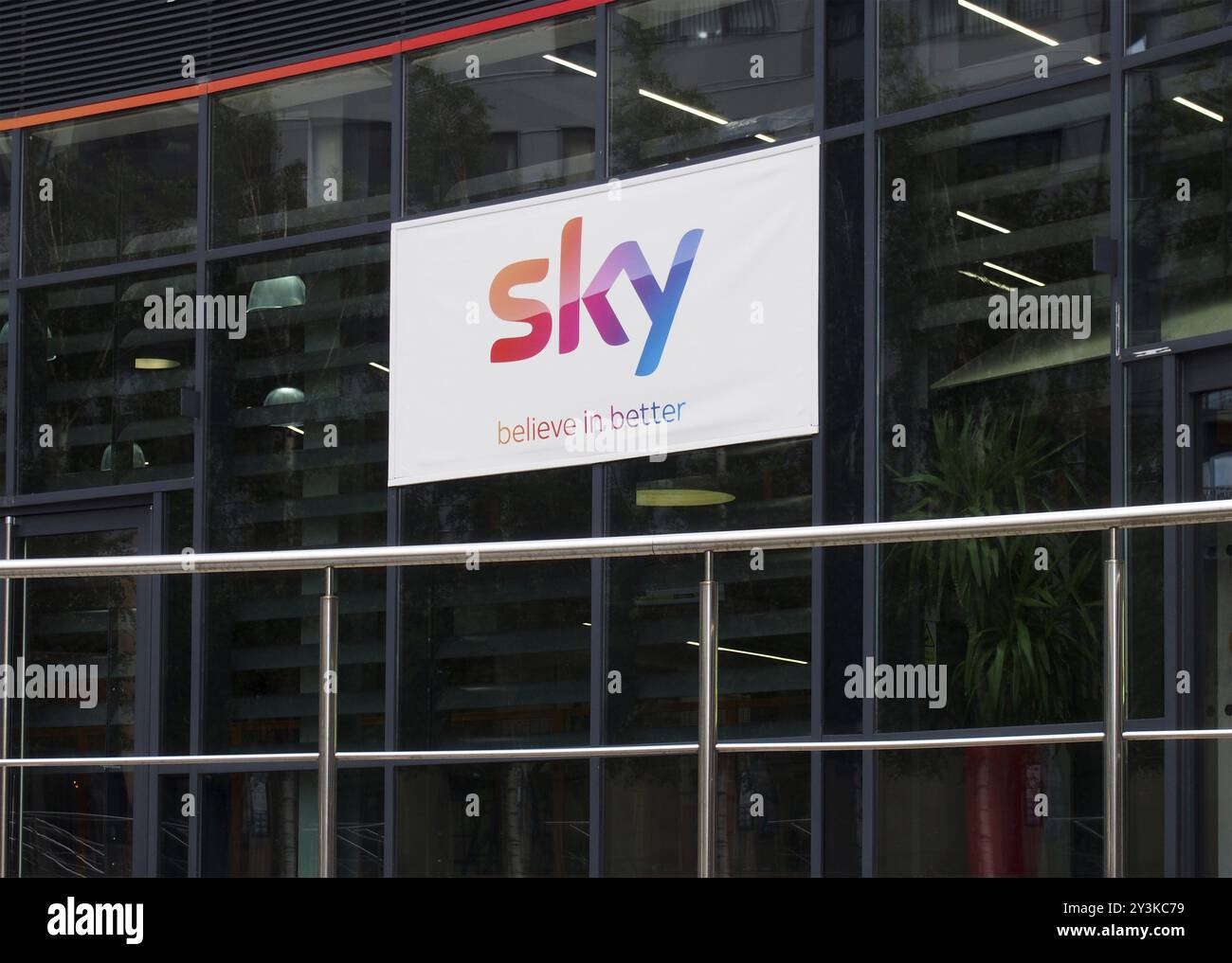 Leeds, West yorkshire, vereinigtes Königreich, 7. juli 2021: Schild am Eingang der Sky Broadcast Technology Division und Campus am leeds Dock Stockfoto