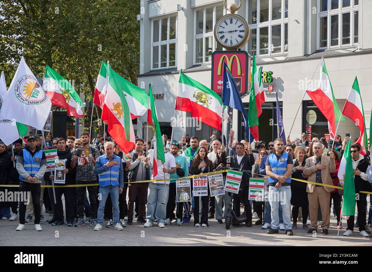 Hamburg, Deutschland. September 2024. Ein Teilnehmer an einer Demonstration zum Jahrestag des Mordes an Jina Mahsa Amini hält ein Banner Reading Act Now Stop Hinrichtungen im Iran in der Mönckebergstraße. Quelle: Georg Wendt/dpa/Alamy Live News Stockfoto