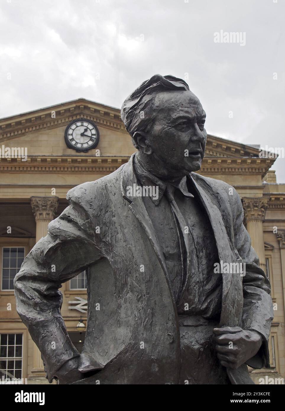 Huddersfield, Yest yorkshire, Vereinigtes Königreich, 20. Mai 2019: Statue des ehemaligen Premierministers, Gründer der Open University, Harold Wilson. Arbeitskraft Polit Stockfoto