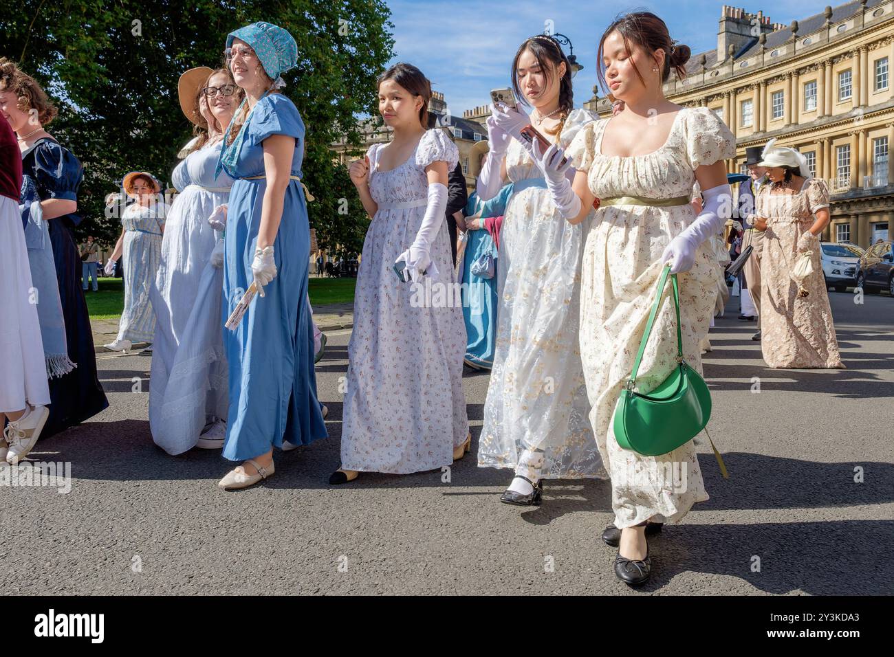 Bath, UK. September 2024. Fans von Jane Austen, die an der weltberühmten Grand Regency kostümierten Promenade teilnehmen, werden beim Rundgang um den Circus abgebildet. Die Promenade, Teil des Jane Austen Festivals, ist eine Prozession durch die Straßen von Bath und die Teilnehmer, die aus der ganzen Welt kommen und sich in Kostümen aus dem 18. Jahrhundert kleiden. Quelle: Lynchpics/Alamy Live News Stockfoto