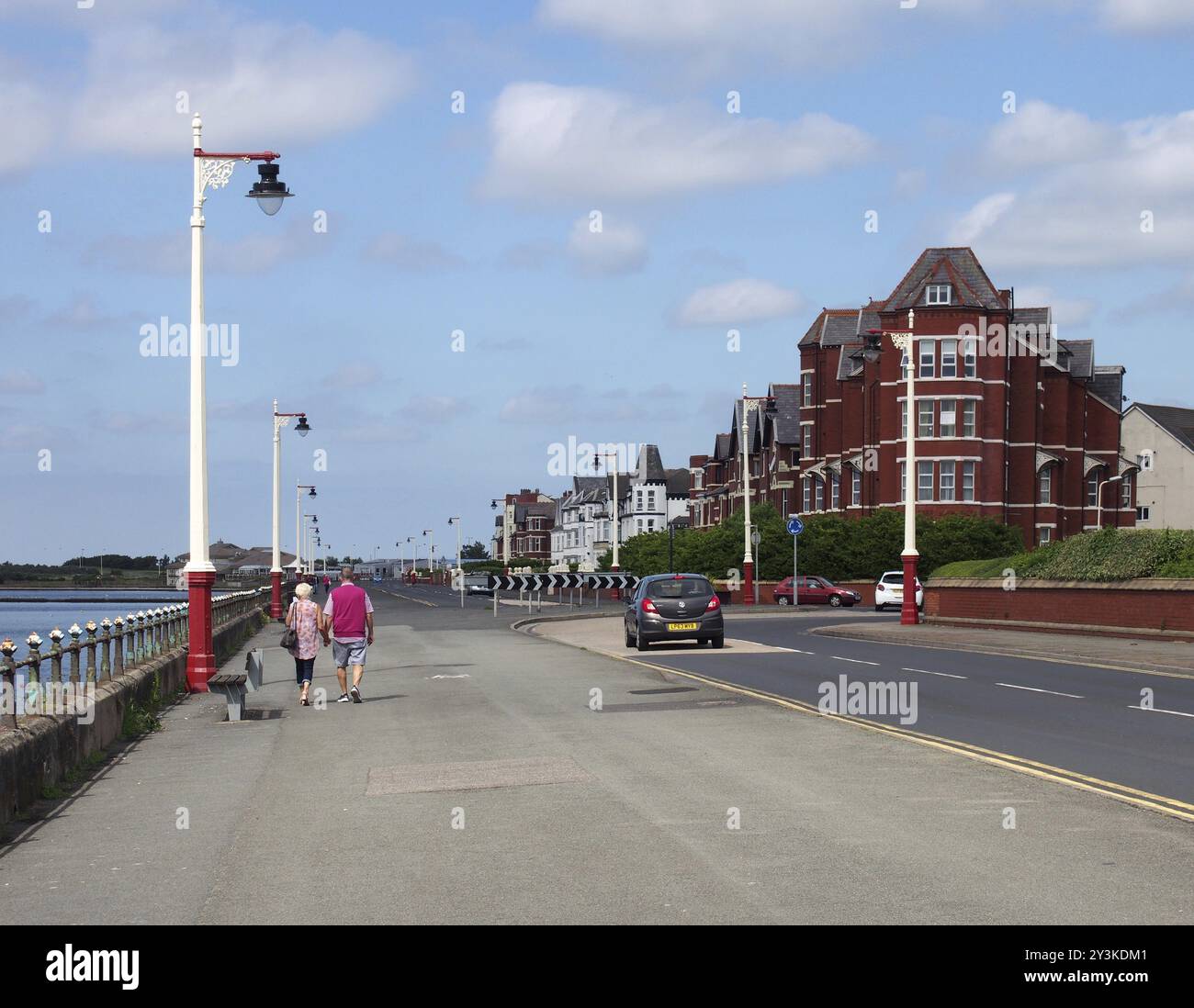 Southport, merseyside, vereinigtes Königreich, 28. juni 2019: Ein älteres Ehepaar, das in southport merseyside die Seefahrt entlang läuft und alte Hotelgebäude säumen Stockfoto