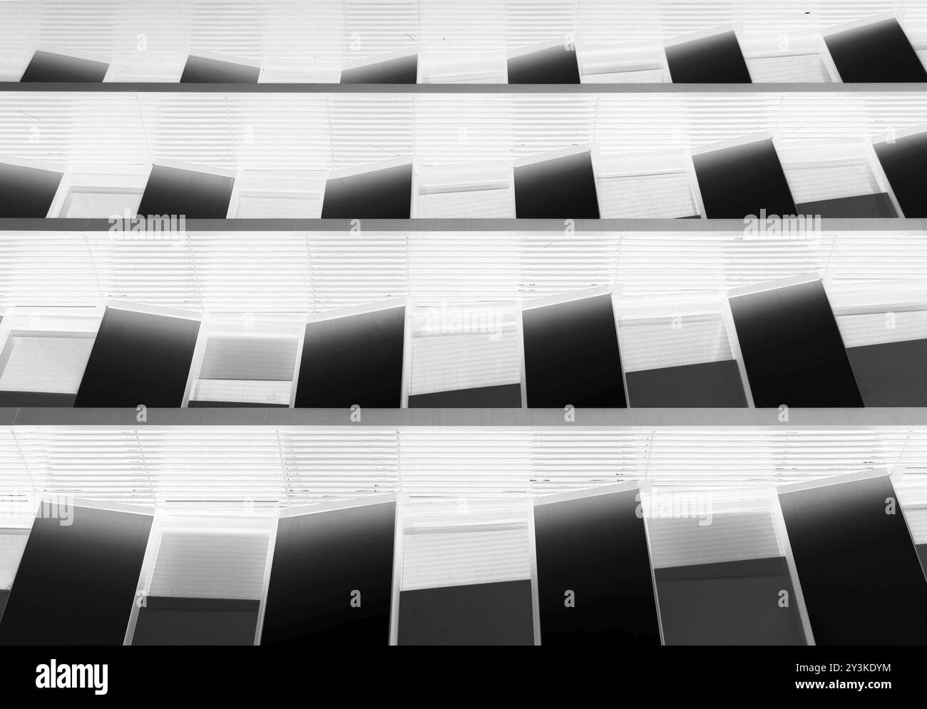 Moderner futuristischer abstrakter negativer Bildarchitekturhintergrund mit geometrisch angewinkelten Fenstern Stockfoto